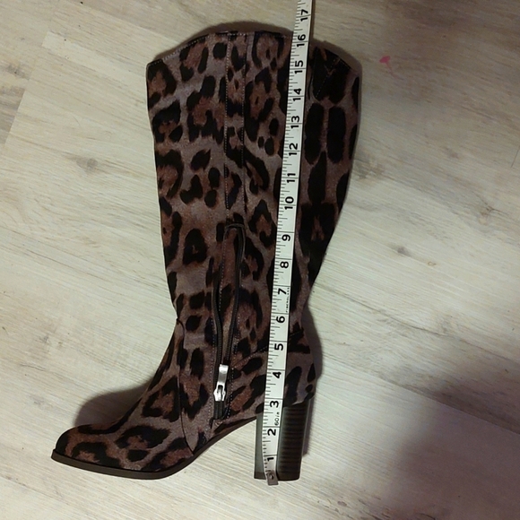 Leopard Print VEGAN SUEDE Cowgirl BOOTS. SIZE 7 WIDE. Like new! - Picture 11 of 13